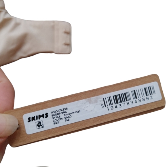 SKIMS Weightless Scoop Bra - Picture 10 of 15